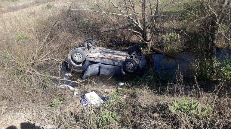 UN AUTO CHOCÓ CONTRA UNA CAMIONETA Y LUEGO VOLCÓ EN EL CAMINO DE SAGASTUME