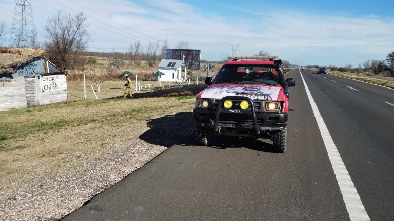 BOMBEROS DEBIERON APAGAR UN INCENDIO DE PASTIZALES EN LA RUTA CERCA DE MÉDANOS