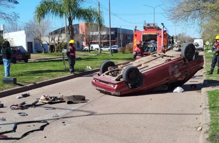 UN AUTO VOLCÓ TRAS UN CHOQUE EN EL CENTRO DE URDINARRAIN