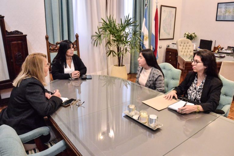 ALUANI RECIBIÓ A LA PRESIDENTA COMUNAL DE LAS CUEVAS DE CARA A LA FIESTA DEL PUEBLO ISLEÑO