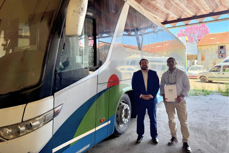 LA PROVINCIA ENTREGÓ UN COLECTIVO A LA COMUNA DE MÉDANOS PARA FINES SOCIALES
