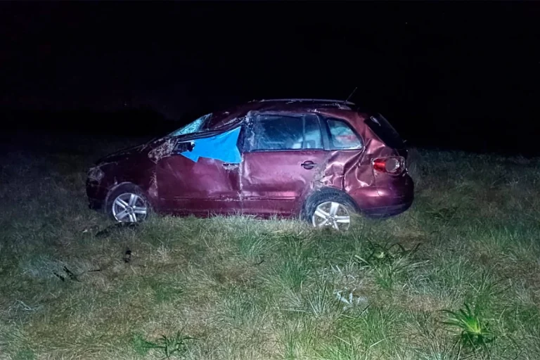 UN NIÑO Y DOS ADULTOS RESULTARON HERIDOS TRAS EL VUELCO DE UN VEHÍCULO EN LA AUTOVÍA 14