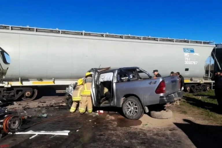 TRES PERSONAS FALLECIERON TRAS EL CHOQUE DE UNA CAMIONETA CONTRA UN TREN EN MÉDANOS