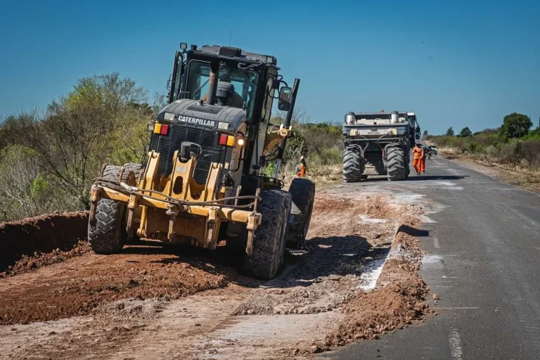 REALIZAN TRABAJOS DE BACHEO ENTRE URDINARRAIN Y PASTOR BRITOS EN LA RUTA 51