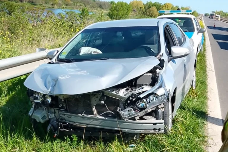 UNA MUJER DE 76 AÑOS PERDIÓ EL CONTROL DE SU AUTO Y CHOCÓ CONTRA LA BARANDA DE UN PUENTE EN LA RUTA 12