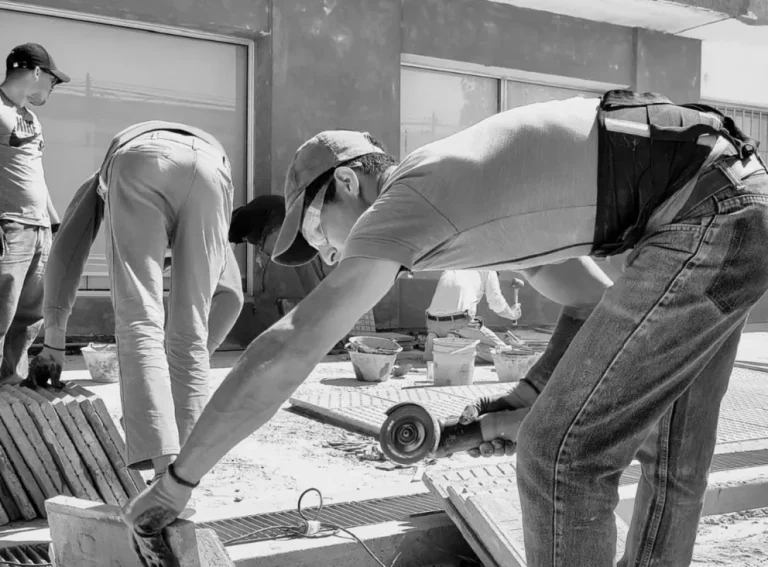 AVANZA LA COLOCACIÓN DE BALDOSAS EN LA OBRAS DE RENOVACIÓN URBANA DE URDINARRAIN