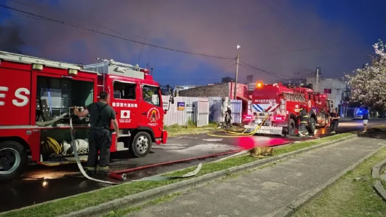 SE INCENDIÓ UNA CASA POR COMPLETO Y AFECTÓ A OTRAS EN GUALEGUAYCHÚ