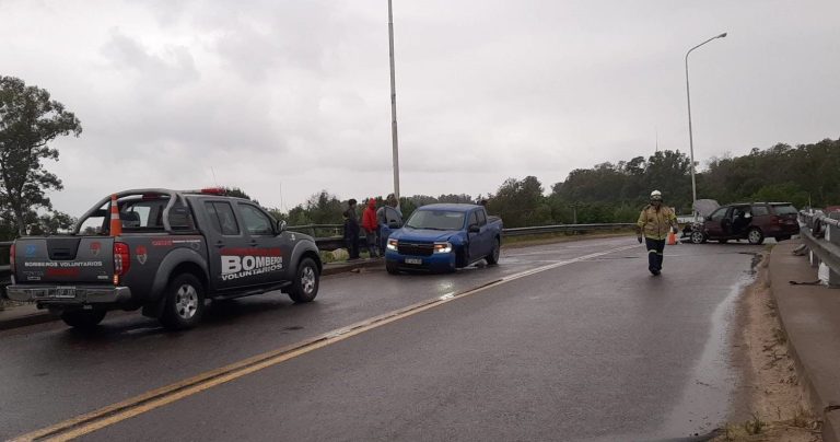 DOS VEHÍCULOS CHOCARON DE FRENTE EN LA AUTOVÍA 12, SOBRE EL PUENTE DE CEIBAS