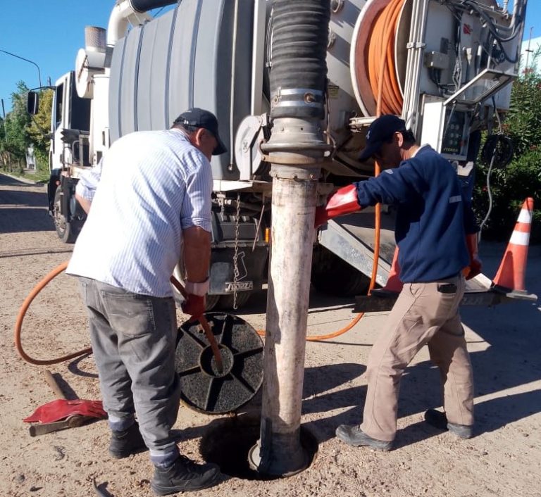 REALIZAN TAREAS DE MANTENIMIENTO Y REPARACIÓN DE LA RED DE AGUA EN GUALEGUAY