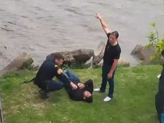 UN AGENTE PENITENCIARIO SE TIRÓ AL RÍO PARA SALVAR A UN HOMBRE QUE SE ARROJÓ DESDE EL PUENTE MÉNDEZ CASARIEGO