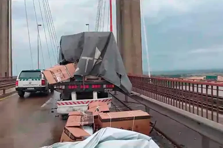 CHOCARON TRES CAMIONES SOBRE EL PUENTE ZÁRATE – BRAZO LARGO