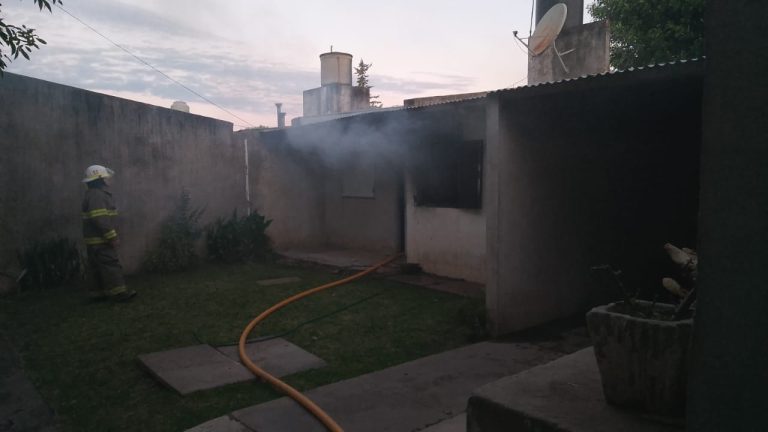 UNA MUJER SUFRIÓ QUEMADURAS LEVES AL INCENDIARSE PARTE DE SU CASA