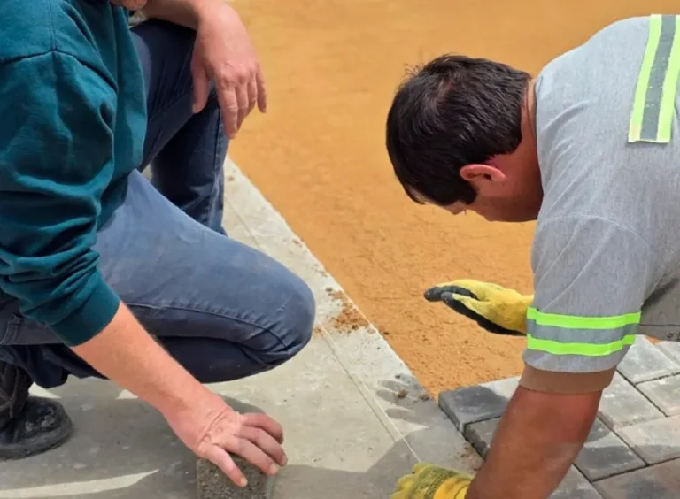 AVANZA LA COLOCACIÓN DE ADOQUINES EN UNA AVENIDA DE URDINARRAIN