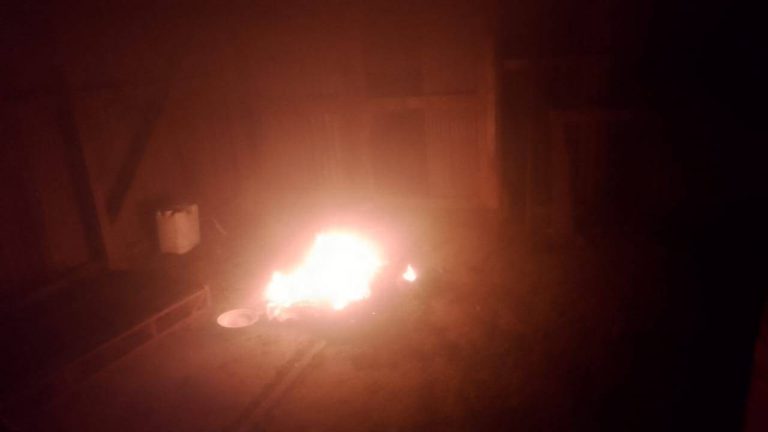 BOMBEROS INTERVINIERON ANTE EL PRINCIPIO DE INCENDIO DE UN GALPÓN EN MÉDANOS