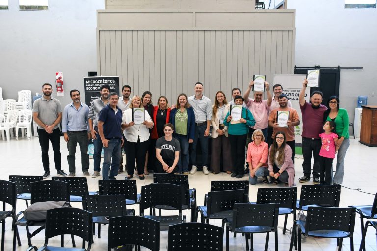 FIRMAN EN GUALEGUAY CONVENIOS PARA LA ENTREGA DE MICROCRÉDITOS PROVINCIALES