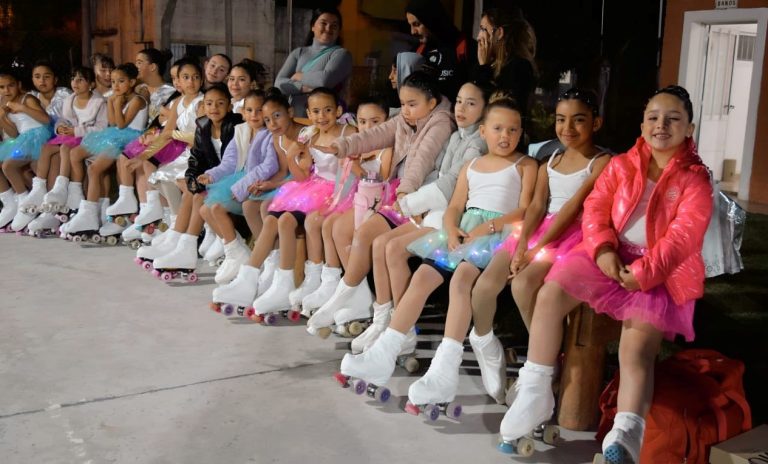 SE REALIZÓ LA OCTAVA MUESTRA ANUAL DE LA ESCUELA MUNICIPAL DE PATÍN ARTÍSTICO “SOMOS RÍO” EN V. PARANACITO