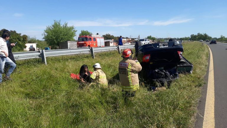UN VEHÍCULO EN QUE SE TRASLADABA UNA FAMILIA VOLCÓ EN LA RUTA 12