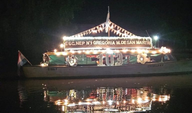 LAS EMBARCACIONES DE LAS ESCUELAS BRILLARON DURANTE LA FIESTA DE LAS CARROZAS NÁUTICAS EN V. PARANACITO