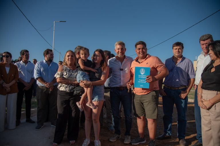 FRIGERIO ENTREGÓ VIVIENDAS A 100 FAMILIAS DE GUALEGUAY