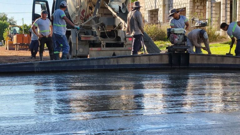 AVANZA UNA NUEVA CUADRA DE PAVIMENTO SOBRE CALLE QUINTANA EN URDINARRAIN
