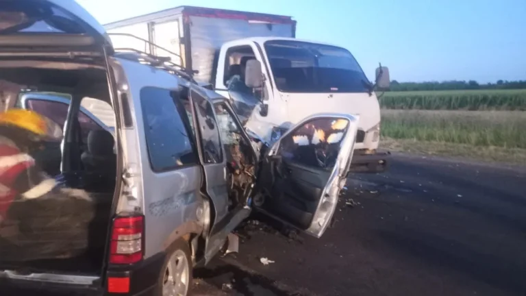 TRES HERIDOS TRAS EL CHOQUE DE UN CAMIÓN Y UNA CAMIONETA EN LA RUTA 20