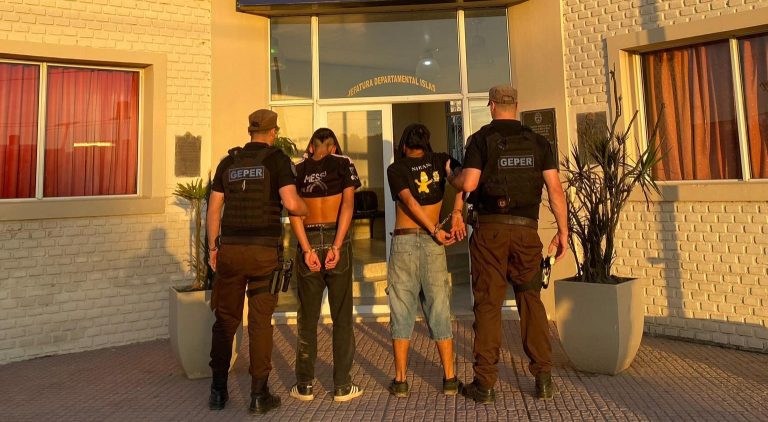 DETIENEN A TRES PERSONAS POR HURTAR DINERO Y CIGARRILLOS EN UN COMERCIO DE VILLA PARANACITO