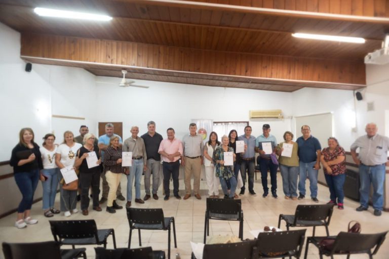 FAMILIAS DE V. PARANACITO Y LARROQUE FIRMARON LAS ESCRITURAS DE SUS VIVIENDAS DE IAPV