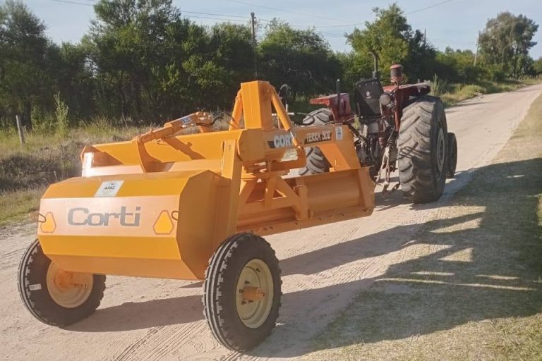 LA JUNTA DE GOBIERNO DE ÑANCAY ADQUIRIÓ MAQUINARIA PARA EL MANTENIMIENTO DE CAMINOS