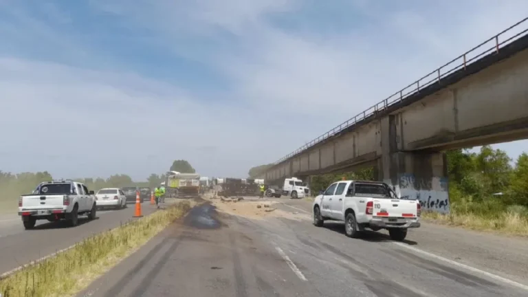 DESPUÉS DEL ACCIDENTE ENTRE CAMIONES, LIBERARON EL TRÁNSITO EN EL PUENTE URQUIZA