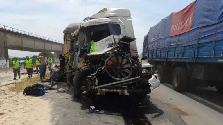 UN CAMIÓN CHOCÓ CON OTRO Y LUEGO VOLCÓ EN EL PUENTE ZÁRATE – BRAZO LARGO Y SE CORTÓ EL TRÁNSITO