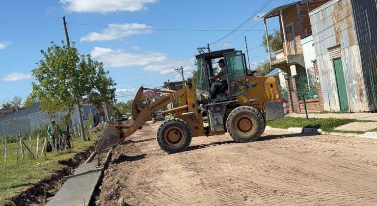 AVANZA LA OBRA DE CORDÓN CUNETA EN CALLE REMEDIOS DE ESCALADA EN IBICUY
