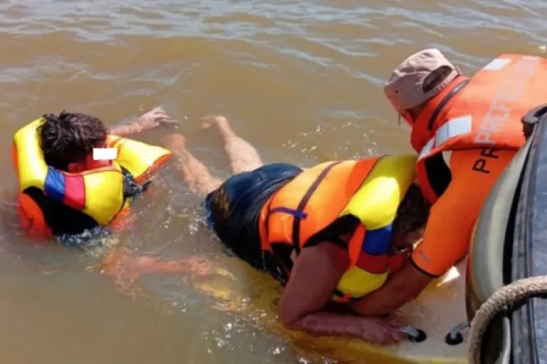 RESCATAN A TRES ADULTOS Y UN MENOR QUE NAUFRAGARON EN EL RÍO URUGUAY