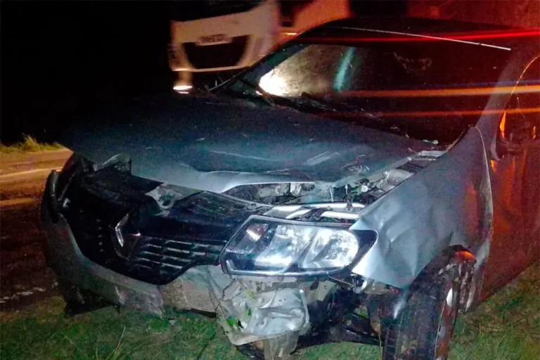 SE DESPRENDIÓ UN ACOPLADO DE UNA CAMIONETA Y CAUSÓ UN CHOQUE CON VUELCO