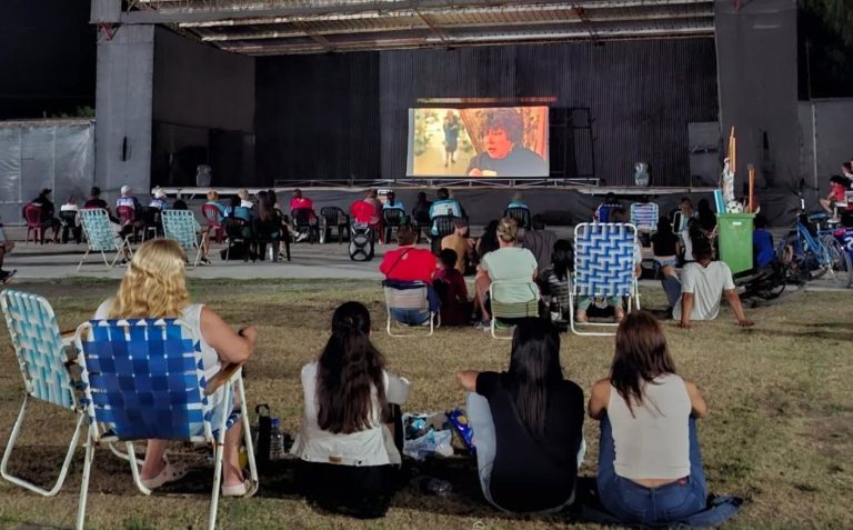 SE LLEVÓ A CABO CON GRAN ÉXITO EL “CINE BAJO LAS ESTRELLAS” EN IBICUY
