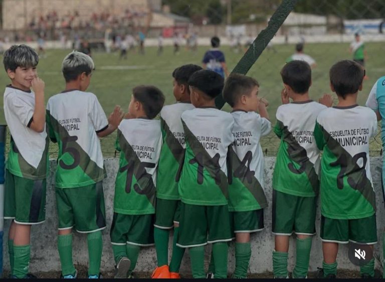 LA ESCUELITA MUNICIPAL DE FÚTBOL DE CEIBAS BRILLÓ EN EL TORNEO GURISITO SABALERO