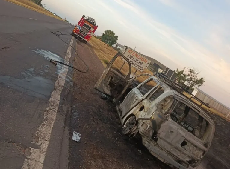 INCENDIO DESTRUYÓ TOTALMENTE UN VEHÍCULO EN RUTA 14