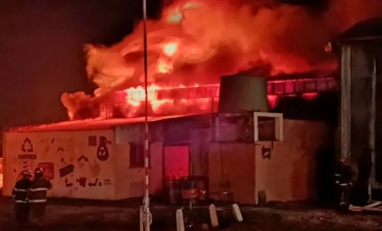 UN INCENDIO DESTRUYÓ LA PLANTA DE RECICLAJE DEL MUNICIPIO DE URDINARRAIN