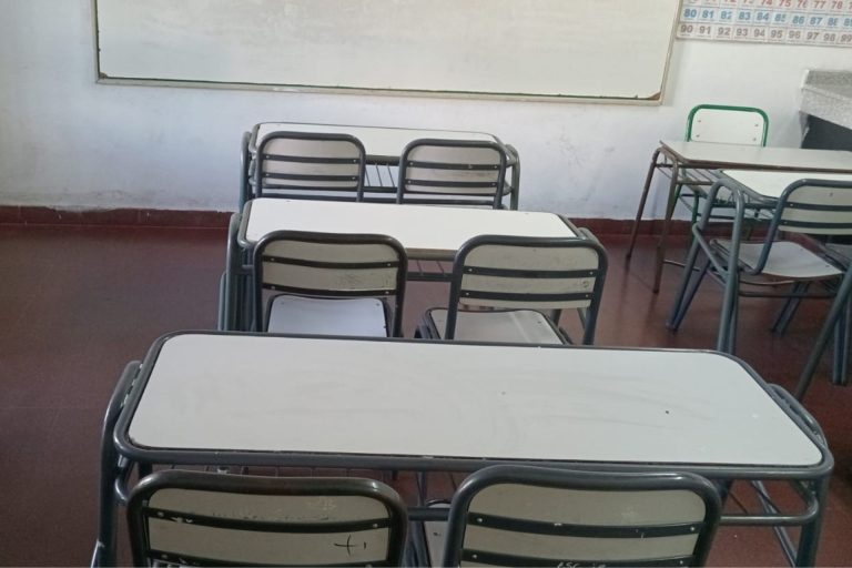 INTERNOS DE PENALES RESTAURARON MOBILIARIO ESCOLAR EN LA ESCUELA N°4 DE GUALEGUAY