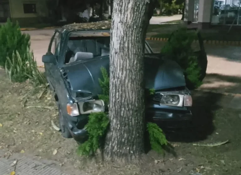 VIOLENTO CHOQUE FRENTE AL MUNICIPIO DE URDINARRAIN: UN JOVEN RESULTÓ HERIDO