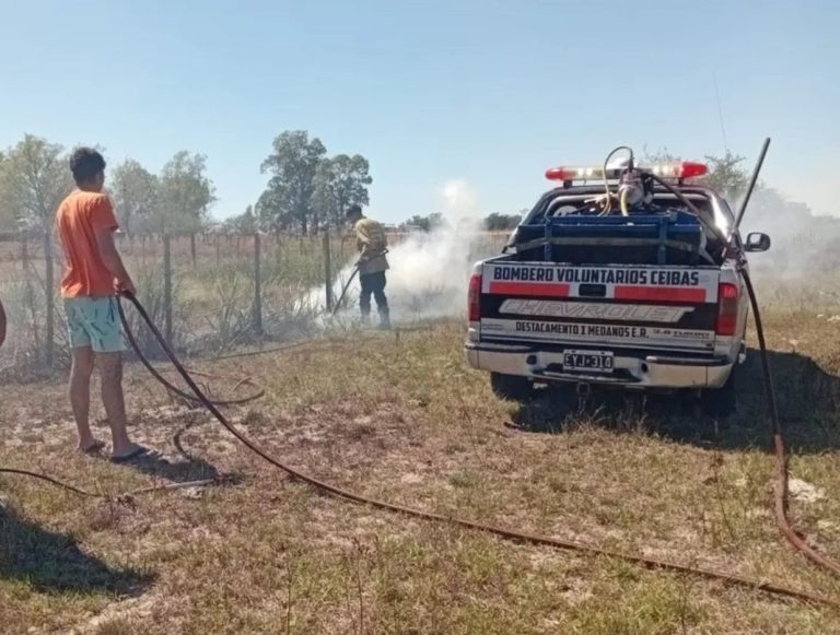 VARIAS DOTACIONES DE BOMBEROS CONTROLARON UN INCENDIO DE PASTIZALES QUE AMENAZÓ VIVIENDAS EN MÉDANOS