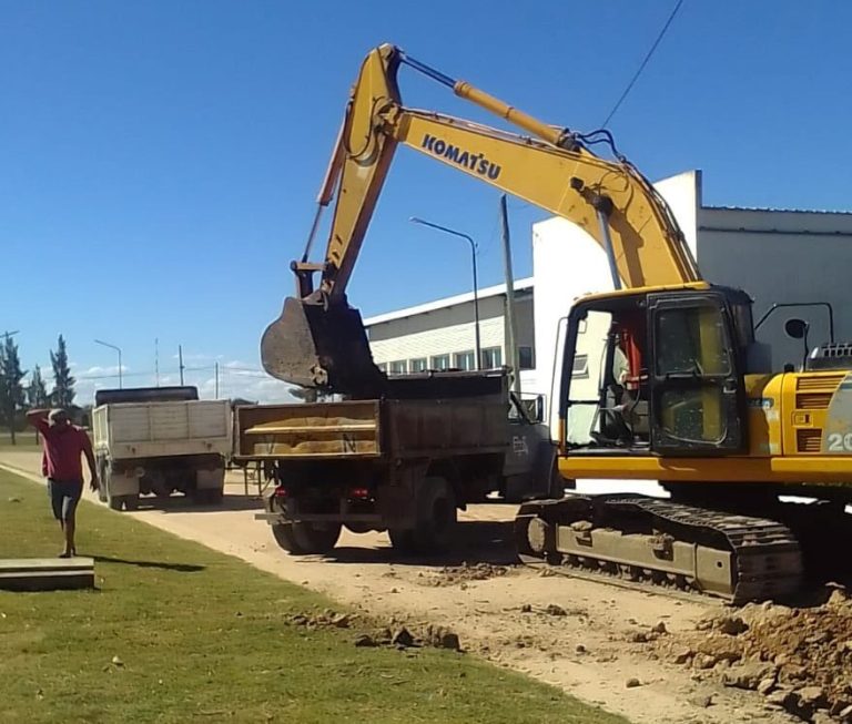 AVANZAN LAS OBRAS DE NIVELACIÓN Y PAVIMENTACIÓN EN LA CALLE LOS JACARANDÁ DE CEIBAS