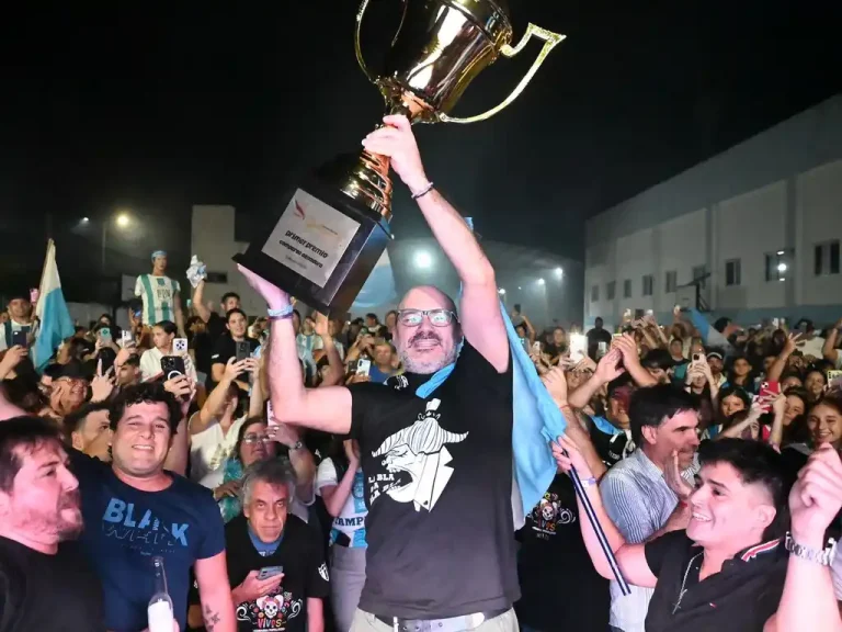 PAPELITOS HACE HISTORIA: SE CONSAGRÓ CAMPEÓN DEL CARNAVAL DEL PAÍS 2026 Y LOGRÓ EL TETRACAMPEONATO