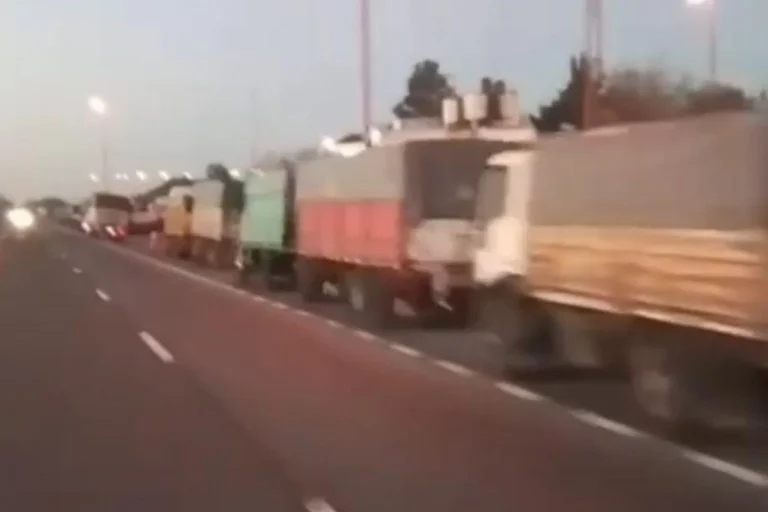SOLICITAN PRECAUCIÓN PARA CIRCULAR POR LA ZONA DEL PUENTE ZÁRATE BRAZO LARGO POR LA CANTIDAD DE CAMIONES