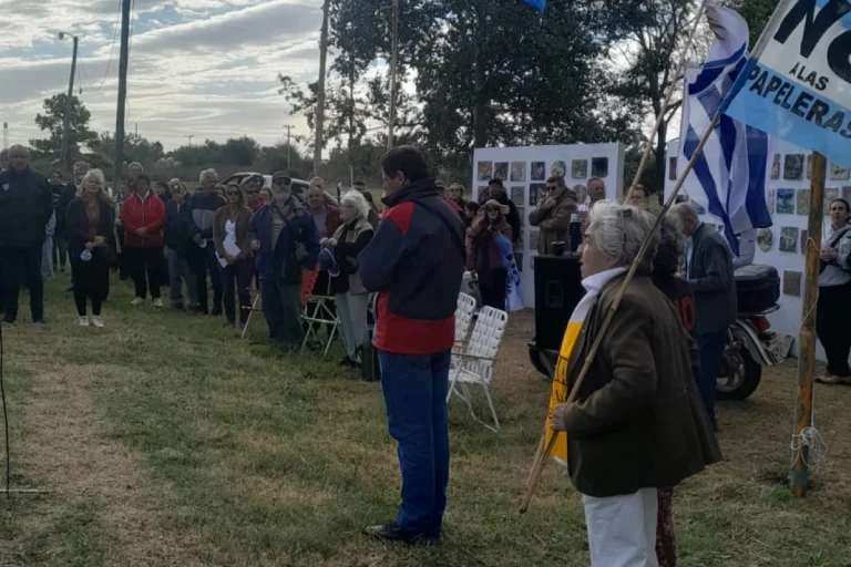AMBIENTALISTAS MARCHARON AL PUENTE CON URUGUAY Y DENUNCIARON CONTAMINACIÓN