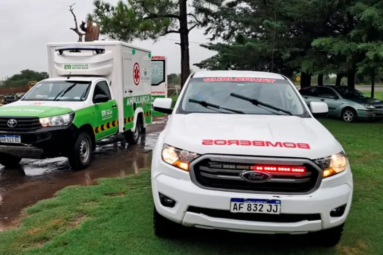 RESCATARON A UN NIÑO ENFERMO EN GUALEGUAY TRAS QUEDAR AISLADO POR CAMINOS ANEGADOS