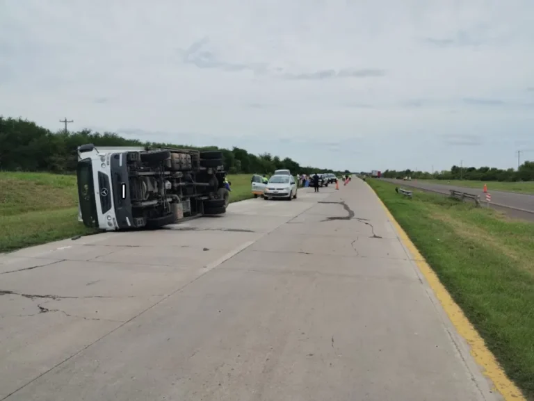 CHOQUE Y VUELCO EN LA RUTA 14 A POCOS KILÓMETROS DE GUALEGUAYCHÚ