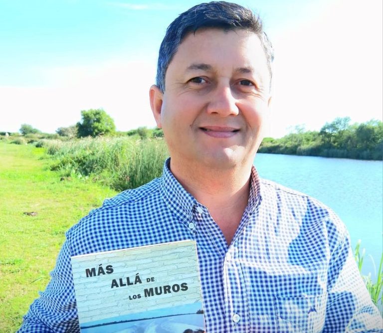 RECONOCIMIENTO AL DOCENTE JUAN ORLANDO GARCÍA POR SU LIBRO “MÁS ALLÁ DE LOS MUROS”