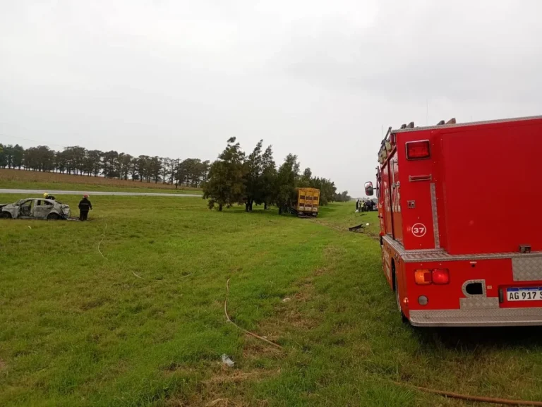 SE INCENDIÓ UN AUTO TRAS UN CHOQUE CON UN CAMIÓN EN LA RUTA 14