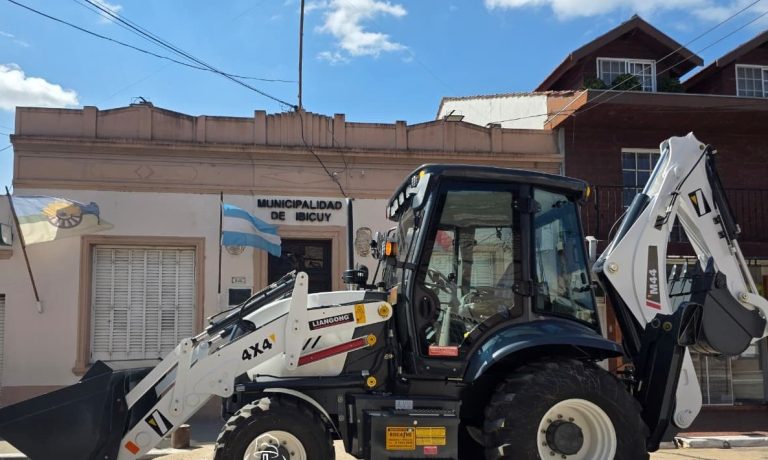 EL MUNICIPIO DE IBICUY INCORPORA UNA NUEVA RETROPALA 0 KM PARA FORTALECER EL PLAN DE OBRAS