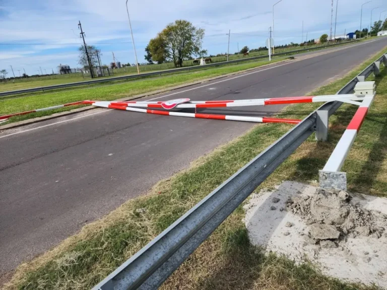 DERRIBAN EL LIMITADOR DE ALTURA EN EL ACCESO A URDINARRAIN A SOLO UN DÍA DE SU INSTALACIÓN